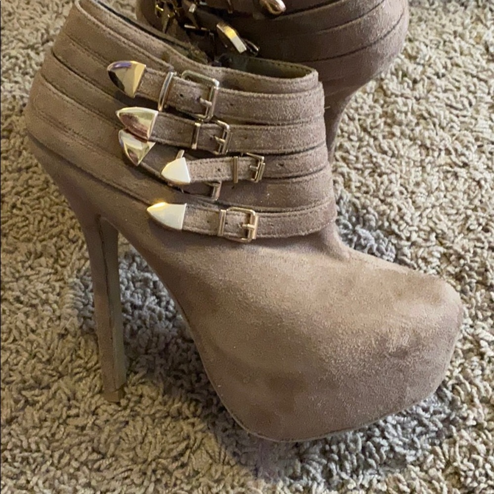 Heels - Picture 2 of 4